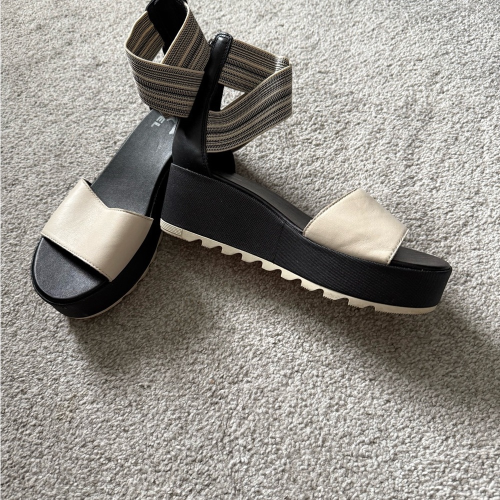 Sorel Black and Cream Women's Sandals sz 8 EUC
